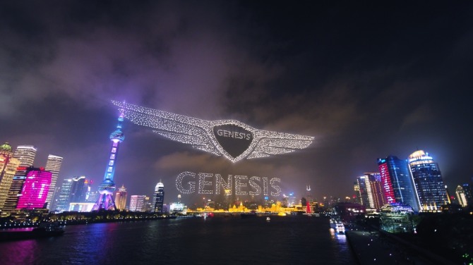 2일(현지시간) 중국 상하이 황푸강 상공에 3500여 개 드론으로 표현된 제네시스 브랜드 로고. 사진=제네시스