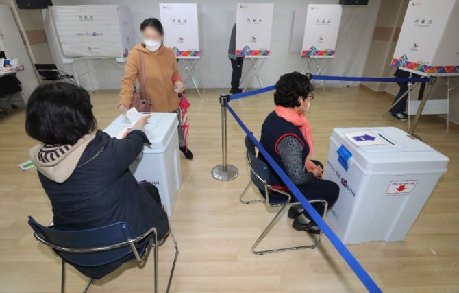 시민들이 3일 오전 서울 광진구 자양3동 사전투표소에서 사전투표를 하고 있다. 사진=뉴시스
