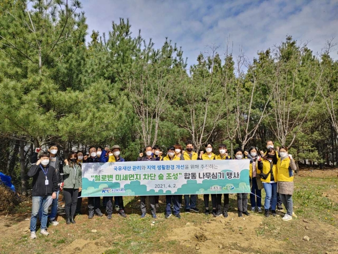 국가철도공단 수도권본부 직원들이 2일 경기 오산시 수청동에서 미세먼지 차단 숲 조성을 위한 식목행사를 하고 기념사진을 찍고 있다. 국가철도공단 