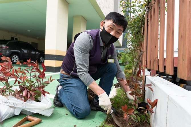 김종기 CU 제주하귀휴먼시아점 가맹점주가 집 앞 자투리땅에 묘목을 심고 있다. 사진=CU