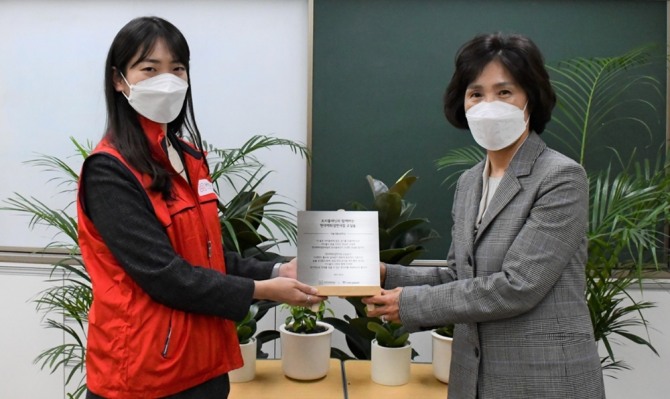 현대백화점면세점은 지난 5일 경인지역 초등학교 3곳에 교실숲을 조성했다. 사진=현대백화점면세점