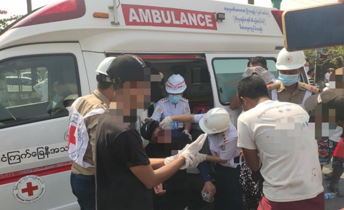 미얀마적십자사 구호대원과 자원봉사자들이 미얀마 군경의 무력진압으로 부상을 입은 민간인 시위자를 응급치료하고 있는 모습. 사진=국제적십자사연맹(IFRC) 홈페이지