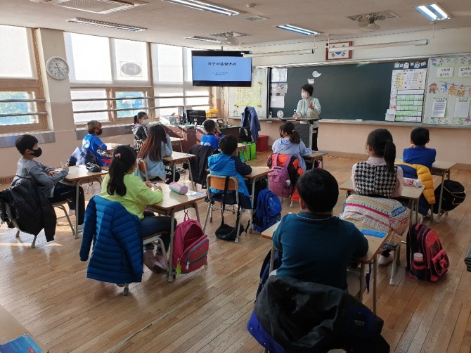 계양구는 교육은 인천기후환경네트워크 소속의 기후강사가 신청학급을 방문하여 학급당 총 2교시 수업으로 진행하며 교육받는 어린이들이 기후환경의 대해 많은 관심을 가지고 있다.  (사진=계양구 제공)