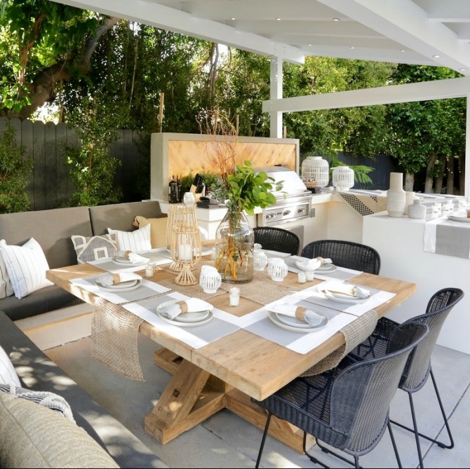 가벼운 목재 테이블과 삼베 장식으로 현대적인 농가 분위기를 물씬 풍기는 야외 식탁. 사진=HGTV