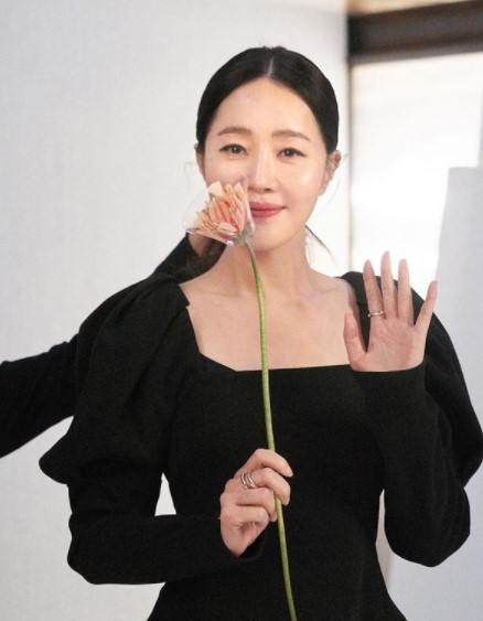 배우 엄지원이 6일 이혼 소식을 전했다. 사진=인스타그램 캡처 