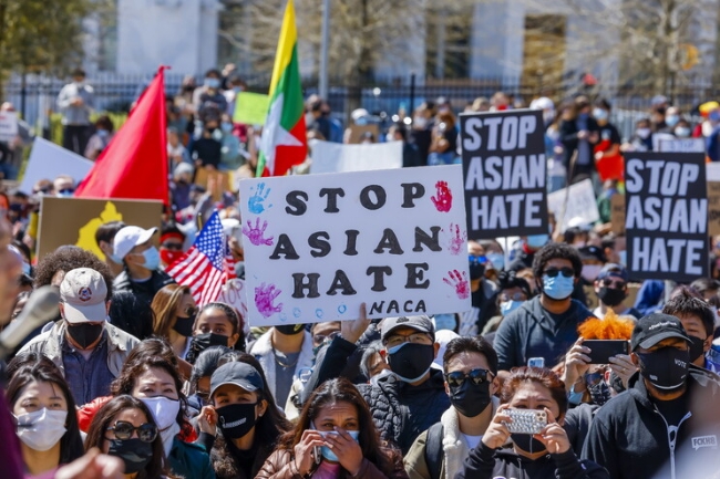 사진은 지난달 20일 미 조지아주 애틀랜타의 주 의회 의사당 앞에 모인 시민들이 아시아계에 대한 증오범죄를 중단하라며 항의 시위를 하고 있다.
