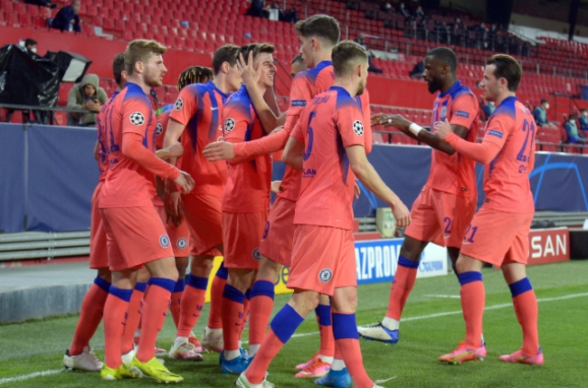 한국시각 8일 오전 4시에 열린 UEFA 챔피언스리그 8강 1차전 포르투와의 원정경기에서 2-0으로 승리한 첼시 선수들이 기뻐하고 있다.