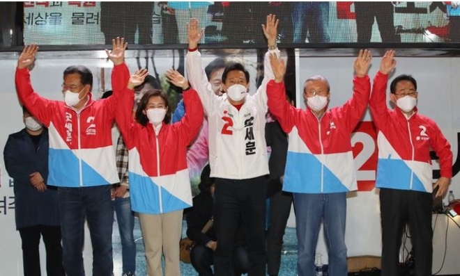 오세훈(가운데) 국민의힘 서울시장 후보가 지난 6일 오후 서울 서대문구 현대백화점 유플렉스 앞에서 열린 집중유세에서 지지를 호소하고 있다. 사진=뉴시스