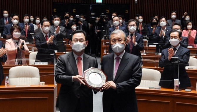 8일 서울 여의도 국회에서 열린 국민의 힘 의원총회에서 김종인 비대위원장이 주호영 원내대표로부터 감사패를 전달받고 있다. 사진=뉴시스(공동취재)