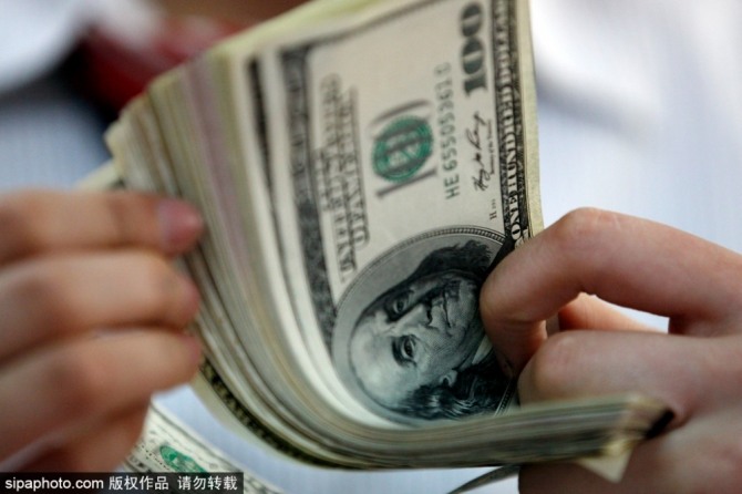 중국의 외환보유액이 3월 말 기준으로 3조 1700억 달러로 전달에 비해 1.09% 줄었지만 여전히 세계 1위로 나타났다. 사진은 100달러 미국 달러 지폐. 사진=차이나데일리