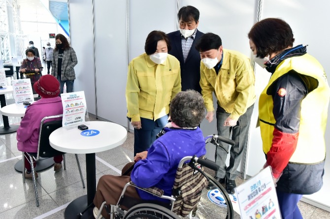 차준택 부평구청장은 삼산월드체육관 코로나19 접종센터에 방문해 어르신들과  대화를 하고 있다.   (사진=부평구 제공)