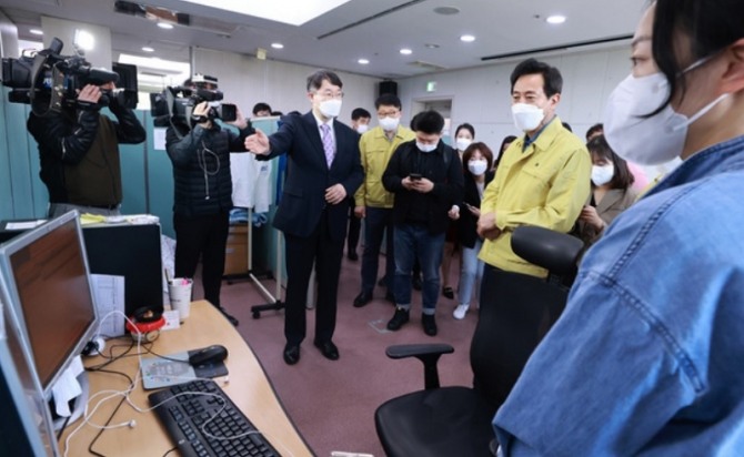 오세훈 서울시장이 10일 오전 서울시가 운영하는 무증상·경증 코로나19 환자 격리치료 장소인 서울 중구 서울유스호스텔 생활치료센터를 찾아 의료진 업무에 대한 설명을 듣고 있다. 사진=뉴시스