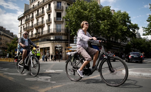 프랑스 파리에서 전기자전거를 타고 있는 사민들. 사진=로이터
