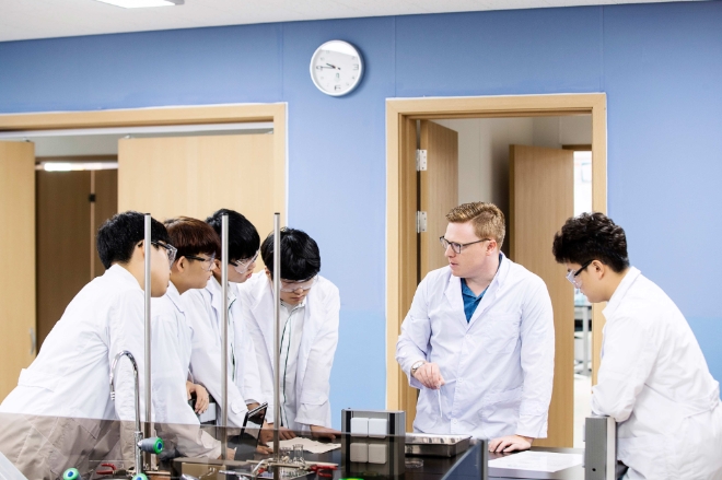 제주국제자유도시개발센터(JDC)가 조성한 제주영어교육도시 내 미국 국제학교 세인트존스베리아카데미 제주(SJA 제주)에서 학생들이 수업을 받고 있다. 사진=JDC 