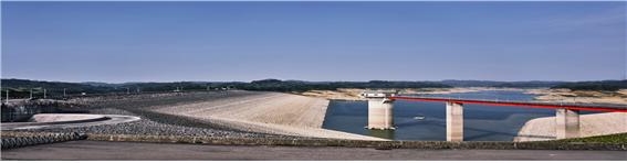 최악의 가뭄을 겪고 있는 대만은 반도체 생산을 위해 농수까지 단수하는 초강수 정책을 펼치고 있다.