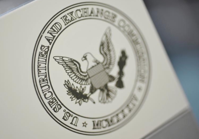 워싱턴에 있는 미국 증권거래위원회(SEC) 본부 사무실 문을 장식하고 있는 SEC 로고. 사진=로이터