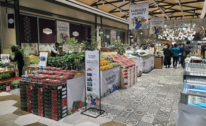신세계백화점은 2013년부터 청년 농부들의 판로를 마련해주기 위한 '신세계 파머스 마켓'을 개최해 왔다. 사진=신세계백화점