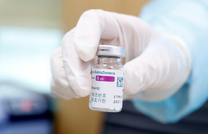 아스트라제네카(AZ) 코로나19 백신 접종이 재개된 12일 오후 서울 중랑구 보건소에서 의료진이 AZ백신을 들고 있다. 사진=연합뉴스