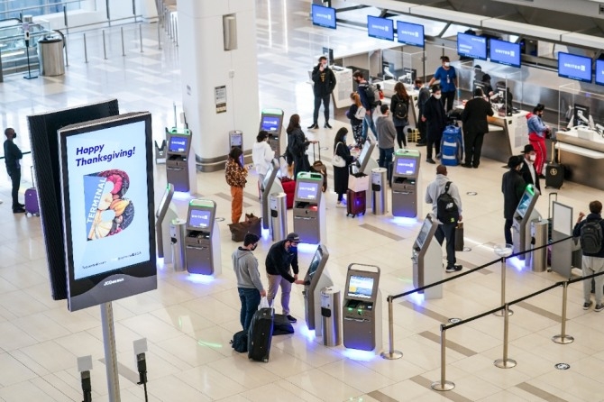 뉴욕 라과디어 공항에서 여행객들이 체크인 순서를 기다리고 있다. 사진=뉴시스