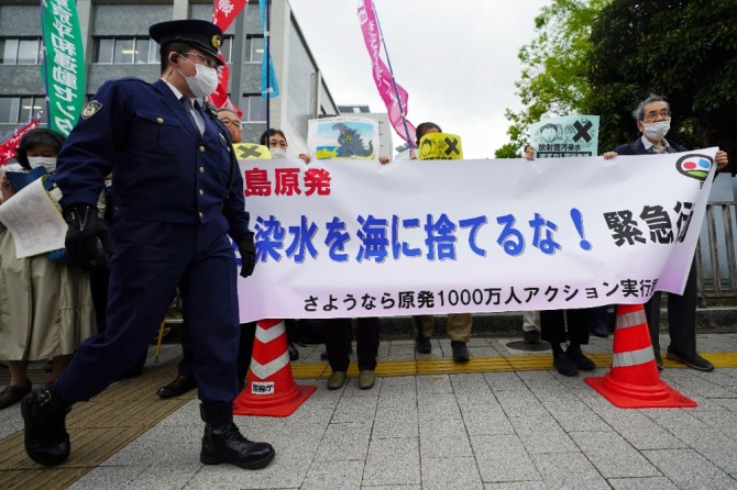 13일 일본 도쿄의 총리관저 밖에서 후쿠시마 원전 오염수 해양 방류에 반대하는 시민들이 방사능 오염수를 바다에 버리지 말라고 시위하고 있다. 사진=뉴시스