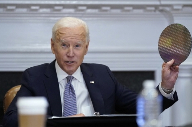 조 바이든 미국 대통령이 현지시각 12일 열린 미국 워싱턴 백악관 루즈벨트룸에서 열린 반도체 공급망 복원에 관한 최고경영자(CEO) 화상 회의에 참석해 실리콘 웨이퍼를 들고 있다. 