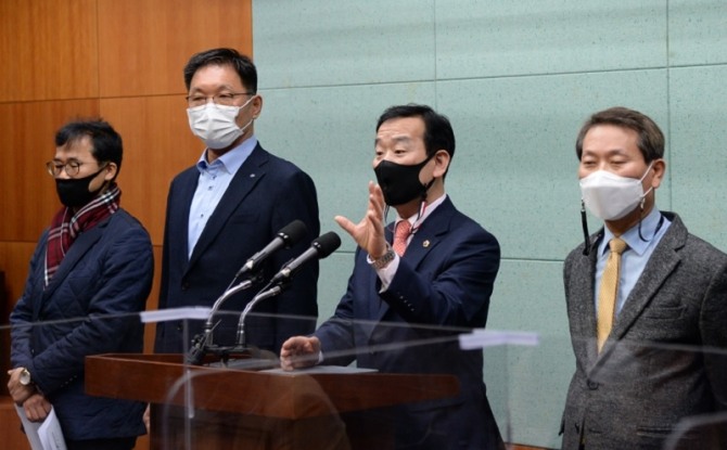 지난 2월 22일 새만금재생에너지 민관협의회 민간위원들이 전북도의회에서 기자회견을 갖고 한국수력원자력 입찰 문제점을 제기하고 있다. 사진=뉴시스