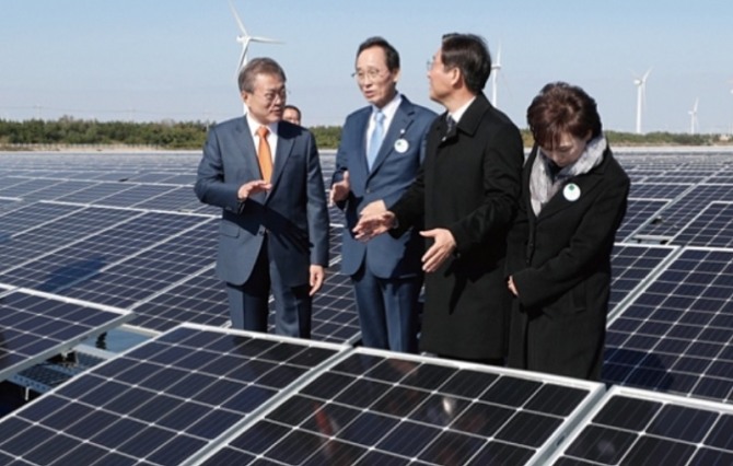 지난 2018년 10월 문재인 대통령이 새만금 재생에너지 비전선포식 뒤 전북 군산시 유수지 수상태양광시설을 방문해 관계자들로부터 설명을 듣고 있는 모습. 사진=뉴시스