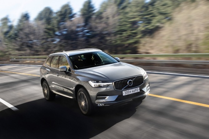 볼보 XC60 B6 AWD 인스크립션 주행 장면. 사진=볼보차