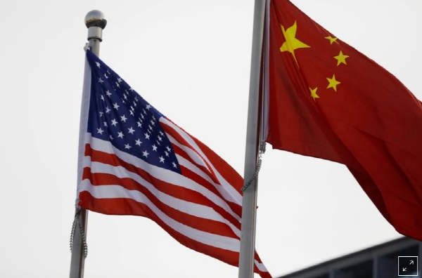 중국 베이징에 함께 게양된 미국 성조기와 중국 오성홍기. 사진=로이터