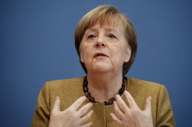 독일 앙겔라 메르켈 총리(사진)가 현지시각 13일 코로나 신규 확진자가 일정 비율을 넘을 때 전국을 일괄 규제하는 법안을 국무회의에서 의결했다고 밝혔다.