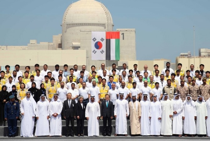 지난 2018년 3월 중동국가 순방 중 아랍에미리트(UAE) 바라카 원전 건설현장을 찾은 문재인 대통령이 건설현장 근로자와 UAE 관계자들과 기념사진을 찍고 있다. 사진=뉴시스
