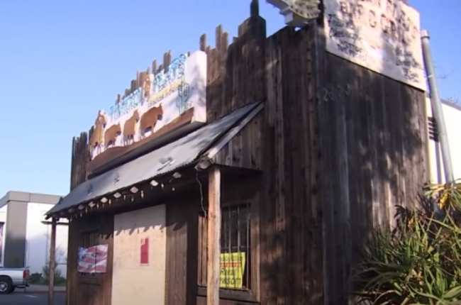 로스앤젤레스 교외 마을 버뱅크 당국이 코로나 방역지침 위반으로 폐쇄한 레스토랑의 모습.
