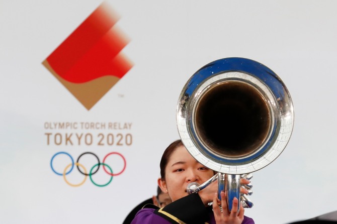 지난달 25일 일본 후쿠시마현 나라하에서 2020 도쿄올림픽 성화 봉송 축하 행사가 열려 한 고적대 단원이 연주하고 있다. 사진=뉴시스