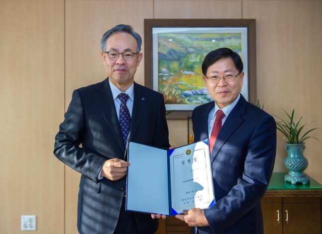 조용돈 한국가스기술공사 사장 내정자(오른쪽)가 지난 2019년 1월 고영태 가스기술공사 사장으로부터 기술사업단장 임명장을 받고 있는 모습. 사진=한국가스기술공사