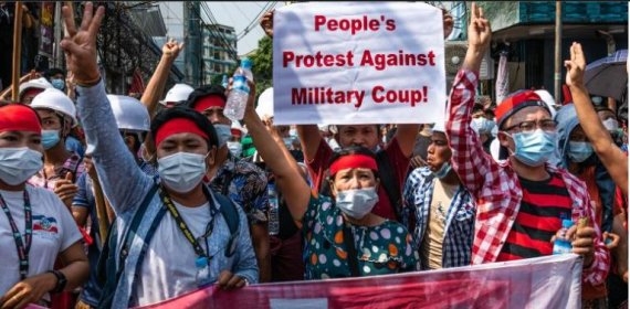 미얀마 양곤의 한 거리에서 시민들이 반쿠데타 시위를 벌이는 모습. 사진=CNN
