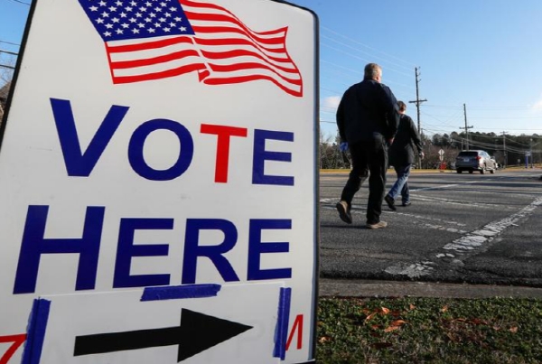 지난 1월 미국대선에서 조지아주 매리에타시의 한 투표소를 향하는 미국 유권자들. 사진=로이터