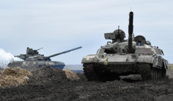 우크라이나군의 전차들이 14일(현지시간) 크림반도접경지역 부근에서 군사훈련을 벌이고 있는 모습. 사진=로이터