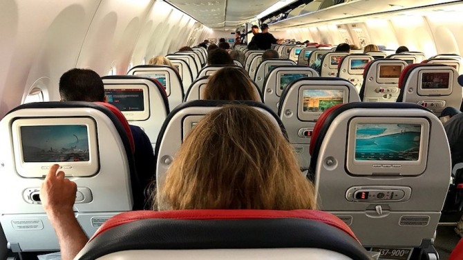 미국 텔타항공 여객기 객실에서 승객들이 중간석을 두고 앉아 있는 모습. 사진=델타항공