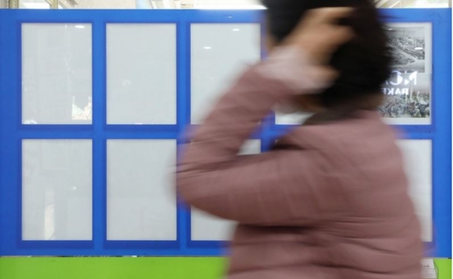 서울 송파구 일대 한 공인중개사의 매물 게시판이 비어 있다. 사진=뉴시스