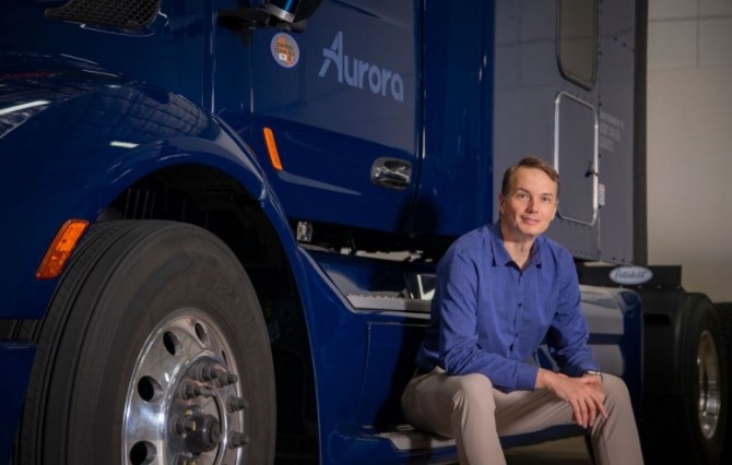 자율주행 기술 개발 스타트업 오로라의 크리스 엄슨 CEO는 우버와의 전략적 협력을 계기로 트럭은 물론 로보택시에서도 선두에 나설 것이라고 자신했다. 사진=오로라 