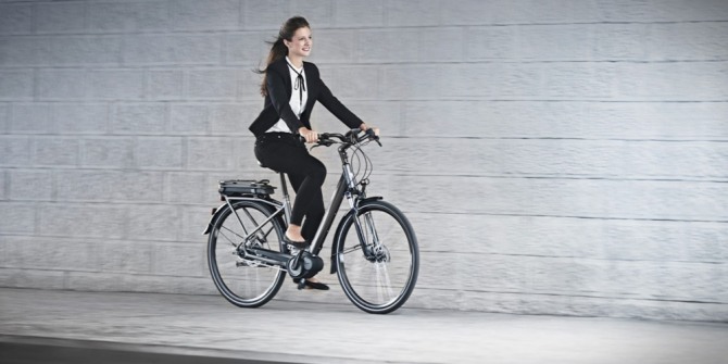 유럽권의 한 여성이 전기자전거를 타고 출근하는 모습. 사진=일렉트렉