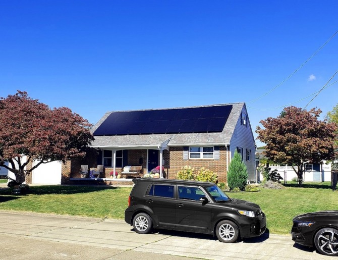 한화큐셀의 주거용 태양광 모듈이 미국 웨스트 버지니아주(州)의 한 가정에설치돼 있다. 사진=한화큐셀