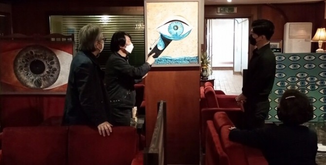 안병학 화백이 작품을 설명하고 있다. (왼쪽 두번째)