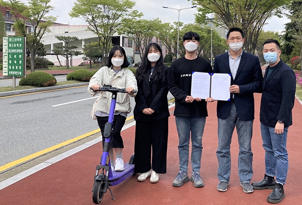 빔모빌리티는 공주대학교 공과대학 총학생회와 충남 천안에 위치한 공주대 천안캠퍼스 내 공유 전동킥보드 운영에 대한 업무제휴협약을 체결했다. (오른쪽 두번째가 강희수 빔모빌리티코리아 사장)