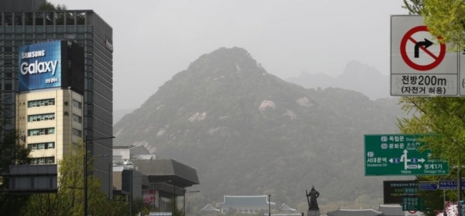 중국·몽골발 황사가 찾아온 16일 오후 광화문 일대 서울 도심이 뿌옇게 보이고 있다. 사진=연합