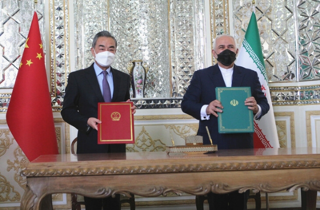 이란을 방문한 왕이 중국 외교부장(왼쪽)과 자리프 이란 외교장관(오른쪽)이 지난달 27일 향후 25년 간의 ‘포괄적 파트너십 협정’에 서명하고 포즈를 취하고 있다.