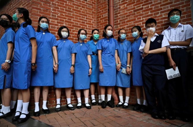 사진은 홍콩의 학생들이 2019년 반정부 시위 내내 학교에서 인간 사슬을 형성하고 있는 모습.