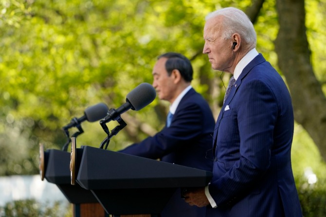 조 바이든(오른쪽) 미국 대통령과 스가 요시히데 일본 총리가 16일(현지시간) 백악관 집무실에서 정상 회담을 마치고 로즈가든으로 장소를 옮겨 공동 기자회견을 하고 있다. 사진=뉴시스