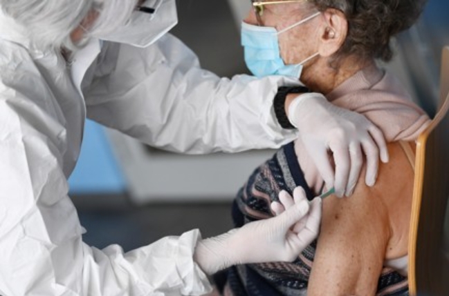 독일에서 한 여성이 미 화이자와 독일 비온텍이 개발한 신종 코로나바이러스 백신을 접종받고 있다.