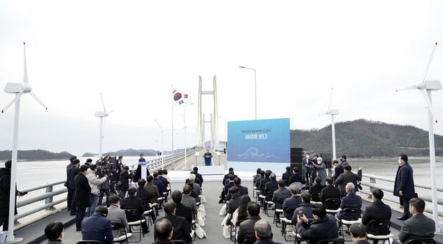 2021년 2월 5일 전남 신안군 임자2대교에서 열린 세계 최대 해상풍력단지 투자협약식에서 문재인 대통령이 발언하고 있다. 사진=뉴시스 